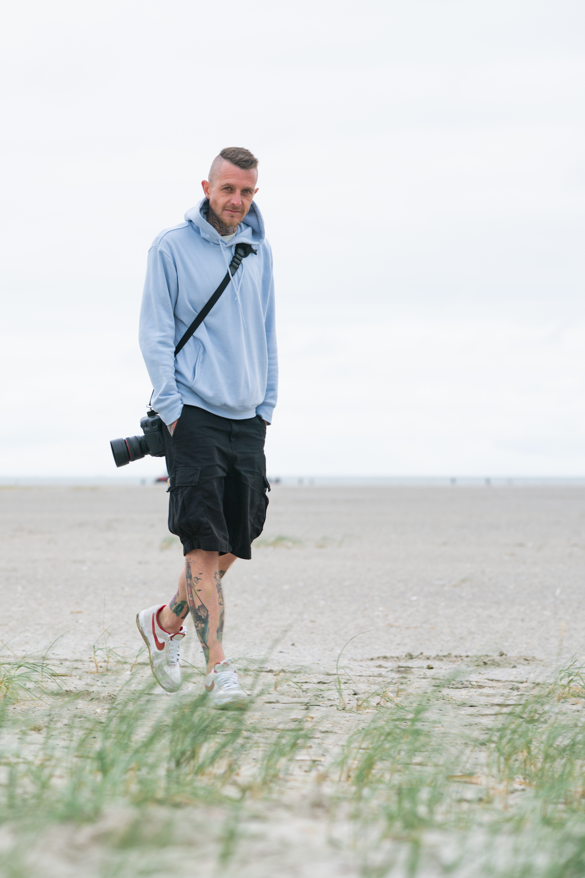 Daniel Boberg am Strand, die Kamera an der Seite