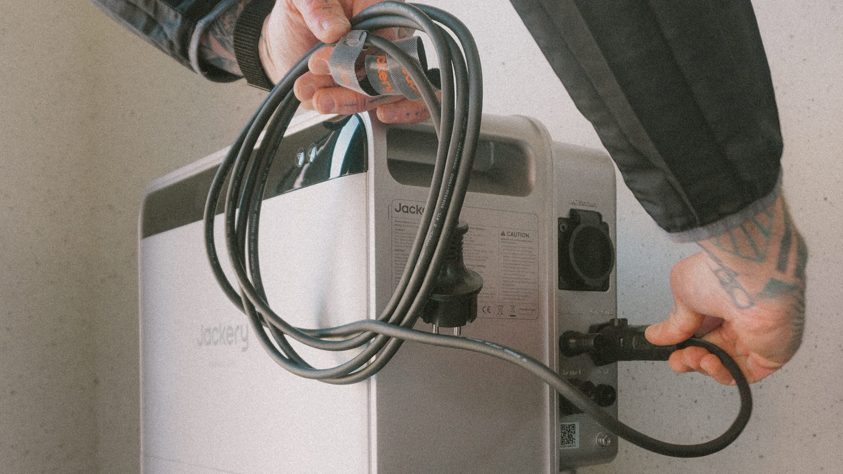 AC-Anschluss und Kabel an der Rückseite des Jackery SolarVault 3 Pro